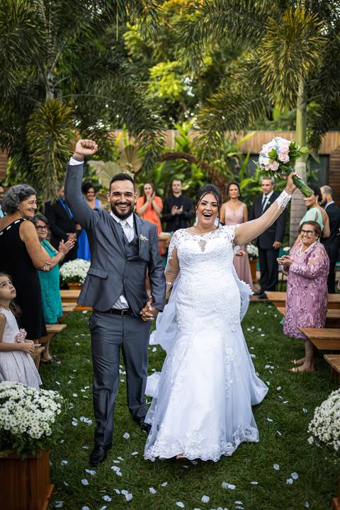 casamento-casar-por-do-sol-cerimonia-aberta-noiva-noivo-vestido-make-off-maquiagem-festa-dj-decoração-pista-de-dança-cerimonial-buque-uberlandia-daniel-custodio-mini-wedding-pre-ensaio-fotos-minas-gerais-retrato-amor-love-look-aliança-buffet-madrinha-'