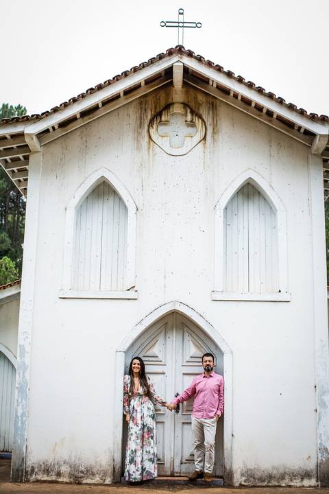 pre-wedding-floresta-do-lobo-uberlandia-ensaio-fotos-casamento-namorados-daniel-custodio-retrato-cerimonia-religioso-noiva-noivo-buque-civil-buffet-festa-amor-expontanea-fotografias-igreja-chacara-vestido-terno-sapato-aliança-noivado-campo-por-do-sol'