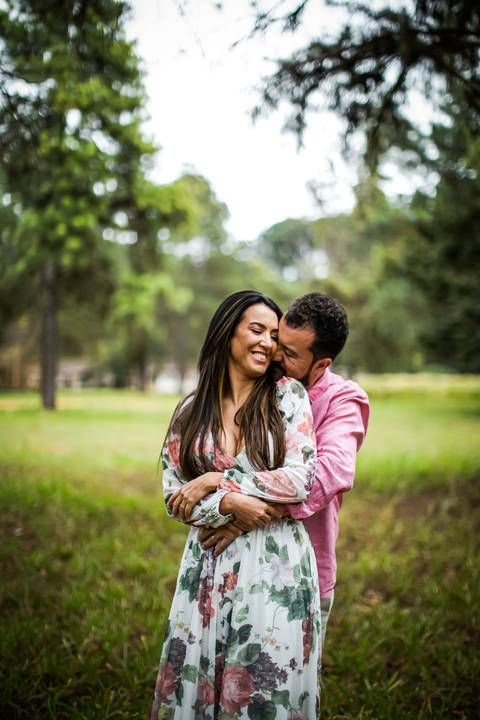 pre-wedding-floresta-do-lobo-uberlandia-ensaio-fotos-casamento-namorados-daniel-custodio-retrato-cerimonia-religioso-noiva-noivo-buque-civil-buffet-festa-amor-expontanea-fotografias-igreja-chacara-vestido-terno-sapato-aliança-noivado-campo-por-do-sol'