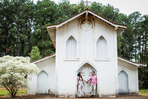 pre-wedding-floresta-do-lobo-uberlandia-ensaio-fotos-casamento-namorados-daniel-custodio-retrato-cerimonia-religioso-noiva-noivo-buque-civil-buffet-festa-amor-expontanea-fotografias-igreja-chacara-vestido-terno-sapato-aliança-noivado-campo-por-do-sol'