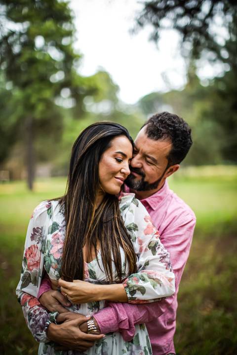 pre-wedding-floresta-do-lobo-uberlandia-ensaio-fotos-casamento-namorados-daniel-custodio-retrato-cerimonia-religioso-noiva-noivo-buque-civil-buffet-festa-amor-expontanea-fotografias-igreja-chacara-vestido-terno-sapato-aliança-noivado-campo-por-do-sol'