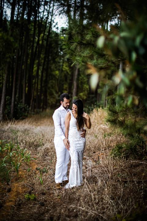 pre-wedding-floresta-do-lobo-uberlandia-ensaio-fotos-casamento-namorados-daniel-custodio-retrato-cerimonia-religioso-noiva-noivo-buque-civil-buffet-festa-amor-expontanea-fotografias-igreja-chacara-vestido-terno-sapato-aliança-noivado-campo-por-do-sol'