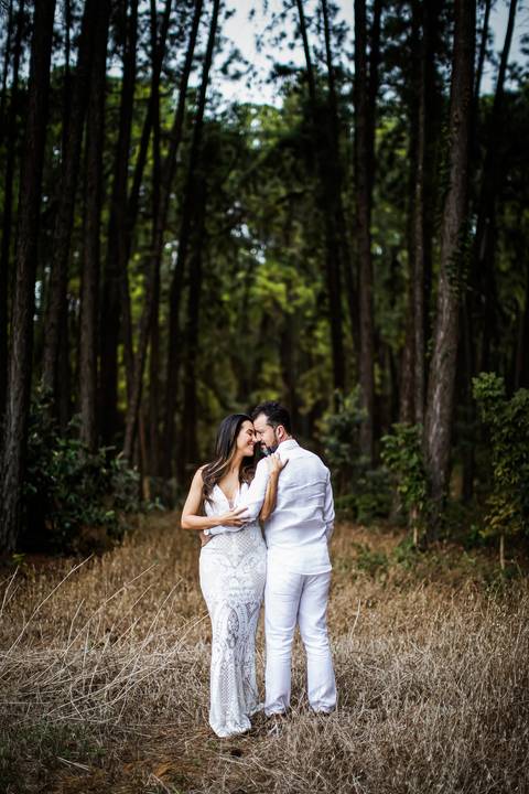 pre-wedding-floresta-do-lobo-uberlandia-ensaio-fotos-casamento-namorados-daniel-custodio-retrato-cerimonia-religioso-noiva-noivo-buque-civil-buffet-festa-amor-expontanea-fotografias-igreja-chacara-vestido-terno-sapato-aliança-noivado-campo-por-do-sol'