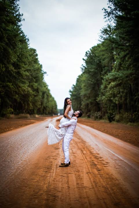pre-wedding-floresta-do-lobo-uberlandia-ensaio-fotos-casamento-namorados-daniel-custodio-retrato-cerimonia-religioso-noiva-noivo-buque-civil-buffet-festa-amor-expontanea-fotografias-igreja-chacara-vestido-terno-sapato-aliança-noivado-campo-por-do-sol'
