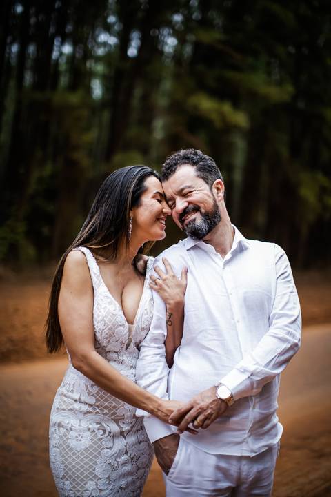 pre-wedding-floresta-do-lobo-uberlandia-ensaio-fotos-casamento-namorados-daniel-custodio-retrato-cerimonia-religioso-noiva-noivo-buque-civil-buffet-festa-amor-expontanea-fotografias-igreja-chacara-vestido-terno-sapato-aliança-noivado-campo-por-do-sol'
