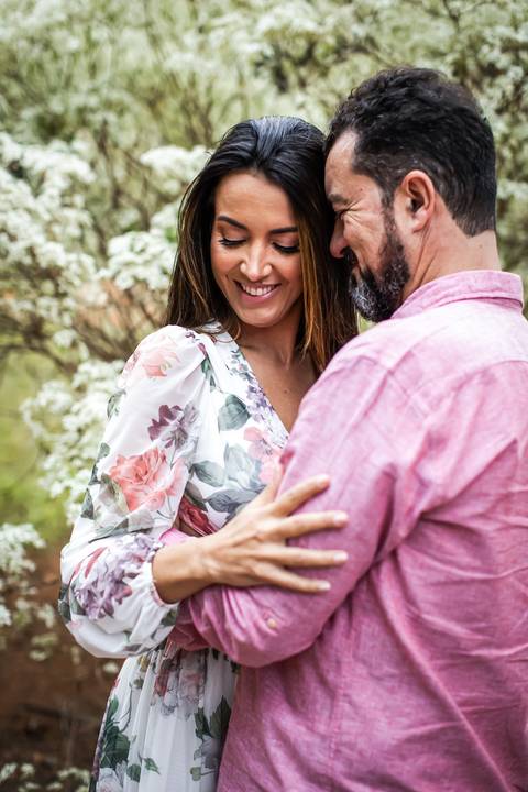 pre-wedding-floresta-do-lobo-uberlandia-ensaio-fotos-casamento-namorados-daniel-custodio-retrato-cerimonia-religioso-noiva-noivo-buque-civil-buffet-festa-amor-expontanea-fotografias-igreja-chacara-vestido-terno-sapato-aliança-noivado-campo-por-do-sol'