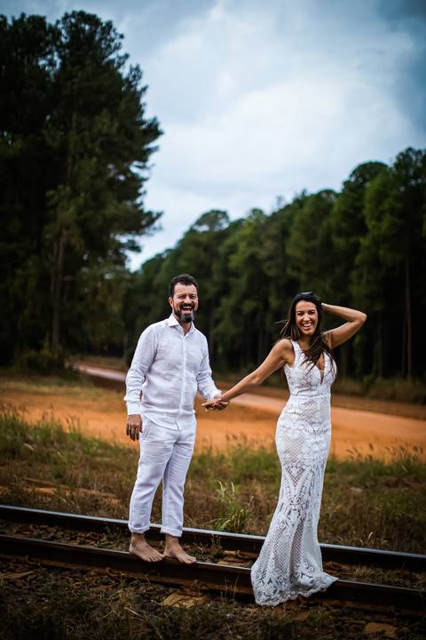 pre-wedding-floresta-do-lobo-uberlandia-ensaio-fotos-casamento-namorados-daniel-custodio-retrato-cerimonia-religioso-noiva-noivo-buque-civil-buffet-festa-amor-expontanea-fotografias-igreja-chacara-vestido-terno-sapato-aliança-noivado-campo-por-do-sol'