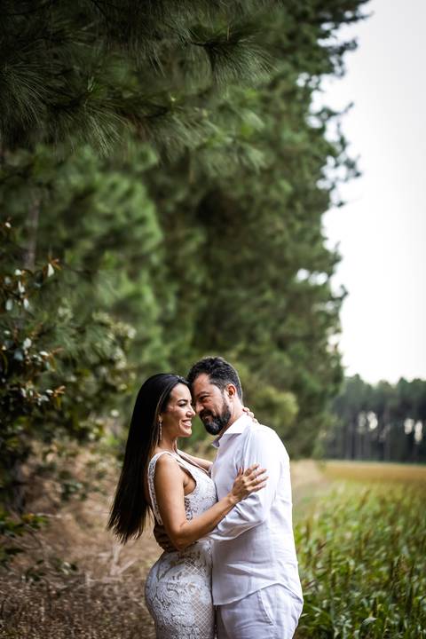 pre-wedding-floresta-do-lobo-uberlandia-ensaio-fotos-casamento-namorados-daniel-custodio-retrato-cerimonia-religioso-noiva-noivo-buque-civil-buffet-festa-amor-expontanea-fotografias-igreja-chacara-vestido-terno-sapato-aliança-noivado-campo-por-do-sol'