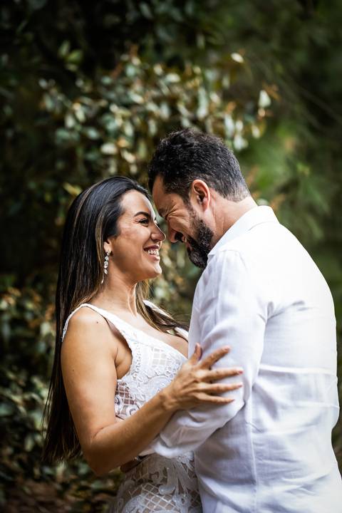pre-wedding-floresta-do-lobo-uberlandia-ensaio-fotos-casamento-namorados-daniel-custodio-retrato-cerimonia-religioso-noiva-noivo-buque-civil-buffet-festa-amor-expontanea-fotografias-igreja-chacara-vestido-terno-sapato-aliança-noivado-campo-por-do-sol'
