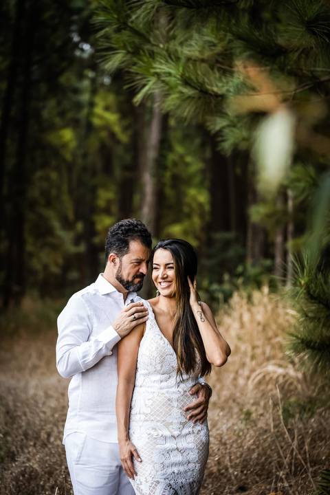 pre-wedding-floresta-do-lobo-uberlandia-ensaio-fotos-casamento-namorados-daniel-custodio-retrato-cerimonia-religioso-noiva-noivo-buque-civil-buffet-festa-amor-expontanea-fotografias-igreja-chacara-vestido-terno-sapato-aliança-noivado-campo-por-do-sol'