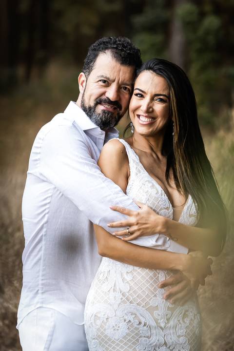 pre-wedding-floresta-do-lobo-uberlandia-ensaio-fotos-casamento-namorados-daniel-custodio-retrato-cerimonia-religioso-noiva-noivo-buque-civil-buffet-festa-amor-expontanea-fotografias-igreja-chacara-vestido-terno-sapato-aliança-noivado-campo-por-do-sol'
