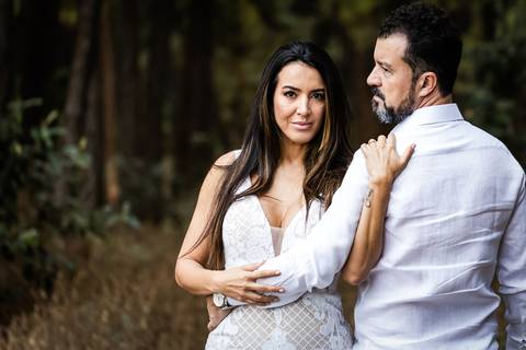 pre-wedding-floresta-do-lobo-uberlandia-ensaio-fotos-casamento-namorados-daniel-custodio-retrato-cerimonia-religioso-noiva-noivo-buque-civil-buffet-festa-amor-expontanea-fotografias-igreja-chacara-vestido-terno-sapato-aliança-noivado-campo-por-do-sol'