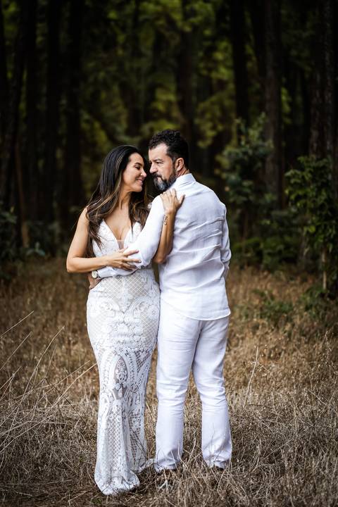 pre-wedding-floresta-do-lobo-uberlandia-ensaio-fotos-casamento-namorados-daniel-custodio-retrato-cerimonia-religioso-noiva-noivo-buque-civil-buffet-festa-amor-expontanea-fotografias-igreja-chacara-vestido-terno-sapato-aliança-noivado-campo-por-do-sol'