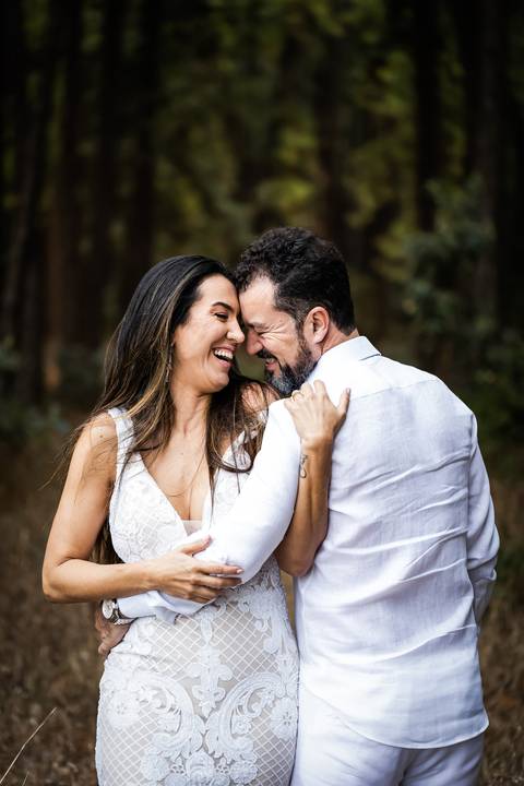 pre-wedding-floresta-do-lobo-uberlandia-ensaio-fotos-casamento-namorados-daniel-custodio-retrato-cerimonia-religioso-noiva-noivo-buque-civil-buffet-festa-amor-expontanea-fotografias-igreja-chacara-vestido-terno-sapato-aliança-noivado-campo-por-do-sol'