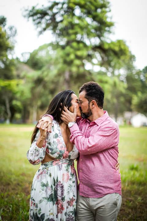 pre-wedding-floresta-do-lobo-uberlandia-ensaio-fotos-casamento-namorados-daniel-custodio-retrato-cerimonia-religioso-noiva-noivo-buque-civil-buffet-festa-amor-expontanea-fotografias-igreja-chacara-vestido-terno-sapato-aliança-noivado-campo-por-do-sol'
