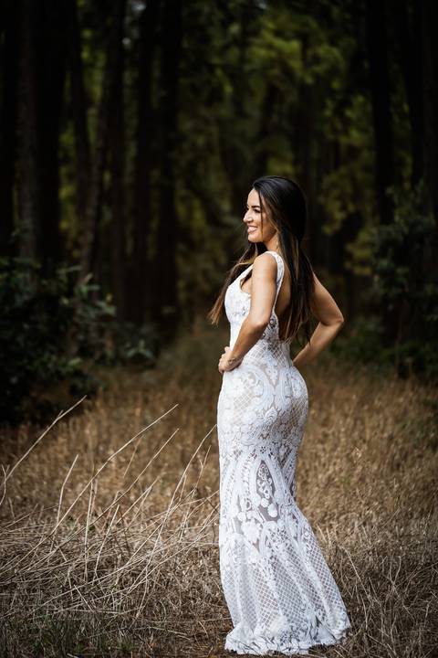 pre-wedding-floresta-do-lobo-uberlandia-ensaio-fotos-casamento-namorados-daniel-custodio-retrato-cerimonia-religioso-noiva-noivo-buque-civil-buffet-festa-amor-expontanea-fotografias-igreja-chacara-vestido-terno-sapato-aliança-noivado-campo-por-do-sol'