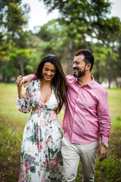 pre-wedding-floresta-do-lobo-uberlandia-ensaio-fotos-casamento-namorados-daniel-custodio-retrato-cerimonia-religioso-noiva-noivo-buque-civil-buffet-festa-amor-expontanea-fotografias-igreja-chacara-vestido-terno-sapato-aliança-noivado-campo-por-do-sol'