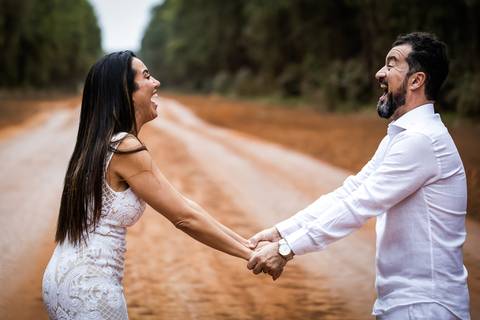 pre-wedding-floresta-do-lobo-uberlandia-ensaio-fotos-casamento-namorados-daniel-custodio-retrato-cerimonia-religioso-noiva-noivo-buque-civil-buffet-festa-amor-expontanea-fotografias-igreja-chacara-vestido-terno-sapato-aliança-noivado-campo-por-do-sol'