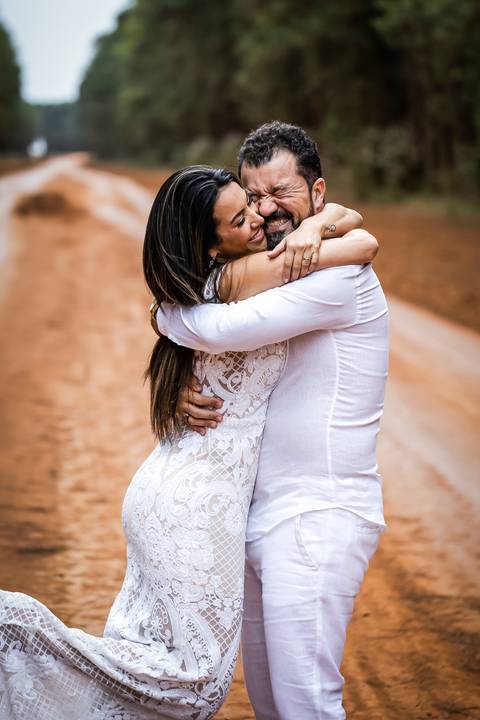 pre-wedding-floresta-do-lobo-uberlandia-ensaio-fotos-casamento-namorados-daniel-custodio-retrato-cerimonia-religioso-noiva-noivo-buque-civil-buffet-festa-amor-expontanea-fotografias-igreja-chacara-vestido-terno-sapato-aliança-noivado-campo-por-do-sol'