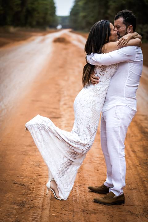 pre-wedding-floresta-do-lobo-uberlandia-ensaio-fotos-casamento-namorados-daniel-custodio-retrato-cerimonia-religioso-noiva-noivo-buque-civil-buffet-festa-amor-expontanea-fotografias-igreja-chacara-vestido-terno-sapato-aliança-noivado-campo-por-do-sol'