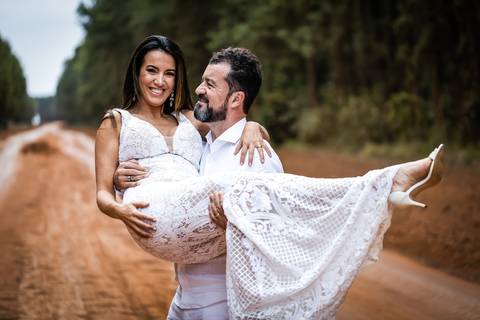 pre-wedding-floresta-do-lobo-uberlandia-ensaio-fotos-casamento-namorados-daniel-custodio-retrato-cerimonia-religioso-noiva-noivo-buque-civil-buffet-festa-amor-expontanea-fotografias-igreja-chacara-vestido-terno-sapato-aliança-noivado-campo-por-do-sol'