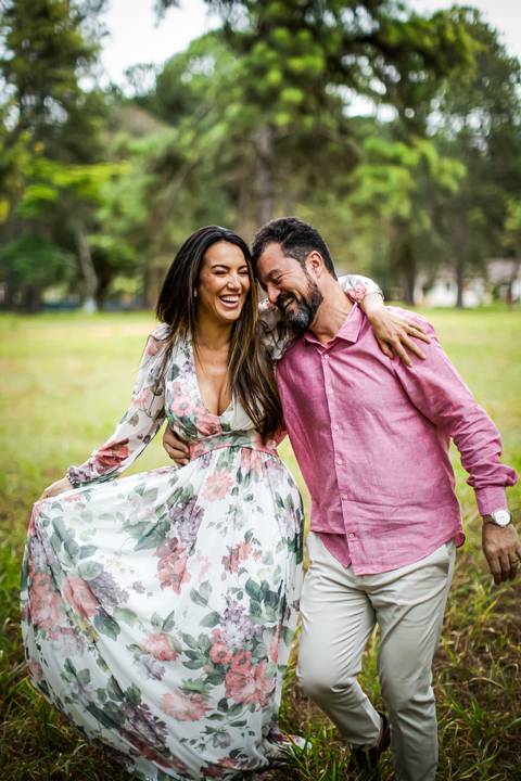 pre-wedding-floresta-do-lobo-uberlandia-ensaio-fotos-casamento-namorados-daniel-custodio-retrato-cerimonia-religioso-noiva-noivo-buque-civil-buffet-festa-amor-expontanea-fotografias-igreja-chacara-vestido-terno-sapato-aliança-noivado-campo-por-do-sol'