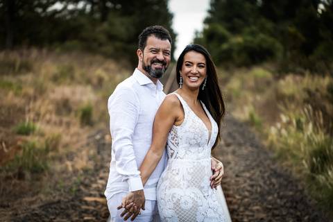 pre-wedding-floresta-do-lobo-uberlandia-ensaio-fotos-casamento-namorados-daniel-custodio-retrato-cerimonia-religioso-noiva-noivo-buque-civil-buffet-festa-amor-expontanea-fotografias-igreja-chacara-vestido-terno-sapato-aliança-noivado-campo-por-do-sol'