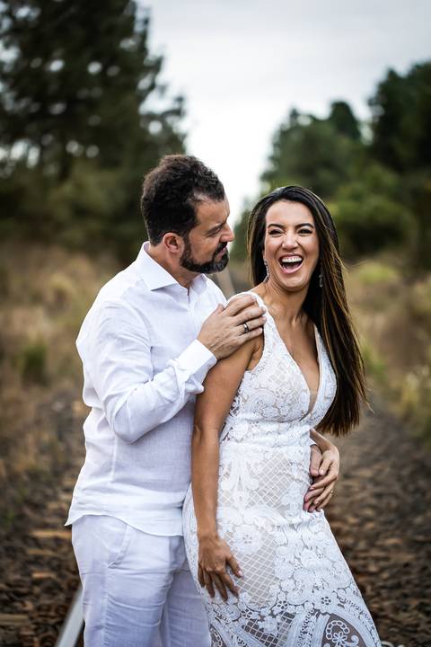 pre-wedding-floresta-do-lobo-uberlandia-ensaio-fotos-casamento-namorados-daniel-custodio-retrato-cerimonia-religioso-noiva-noivo-buque-civil-buffet-festa-amor-expontanea-fotografias-igreja-chacara-vestido-terno-sapato-aliança-noivado-campo-por-do-sol'