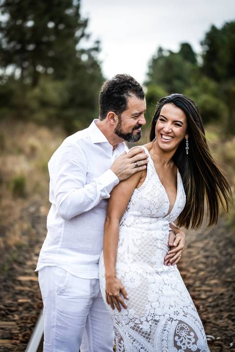 pre-wedding-floresta-do-lobo-uberlandia-ensaio-fotos-casamento-namorados-daniel-custodio-retrato-cerimonia-religioso-noiva-noivo-buque-civil-buffet-festa-amor-expontanea-fotografias-igreja-chacara-vestido-terno-sapato-aliança-noivado-campo-por-do-sol'
