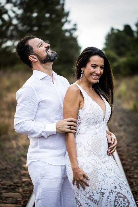 pre-wedding-floresta-do-lobo-uberlandia-ensaio-fotos-casamento-namorados-daniel-custodio-retrato-cerimonia-religioso-noiva-noivo-buque-civil-buffet-festa-amor-expontanea-fotografias-igreja-chacara-vestido-terno-sapato-aliança-noivado-campo-por-do-sol'