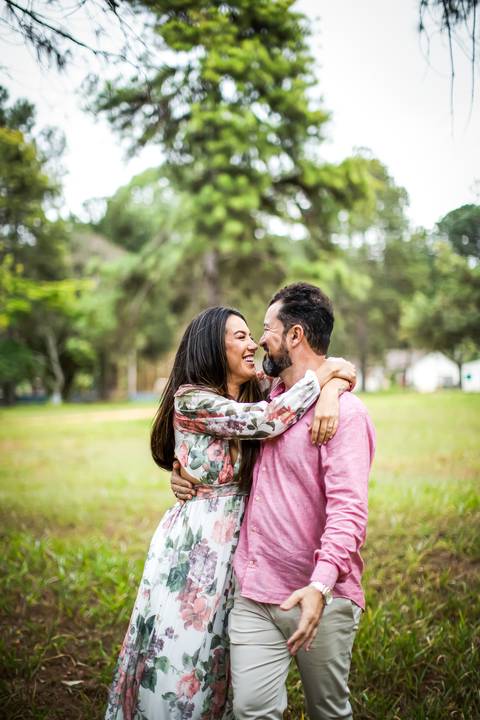 pre-wedding-floresta-do-lobo-uberlandia-ensaio-fotos-casamento-namorados-daniel-custodio-retrato-cerimonia-religioso-noiva-noivo-buque-civil-buffet-festa-amor-expontanea-fotografias-igreja-chacara-vestido-terno-sapato-aliança-noivado-campo-por-do-sol'