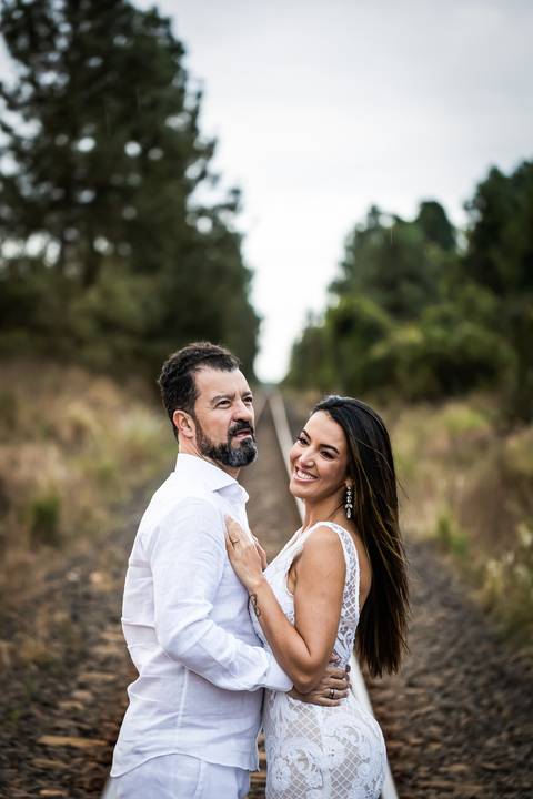 pre-wedding-floresta-do-lobo-uberlandia-ensaio-fotos-casamento-namorados-daniel-custodio-retrato-cerimonia-religioso-noiva-noivo-buque-civil-buffet-festa-amor-expontanea-fotografias-igreja-chacara-vestido-terno-sapato-aliança-noivado-campo-por-do-sol'