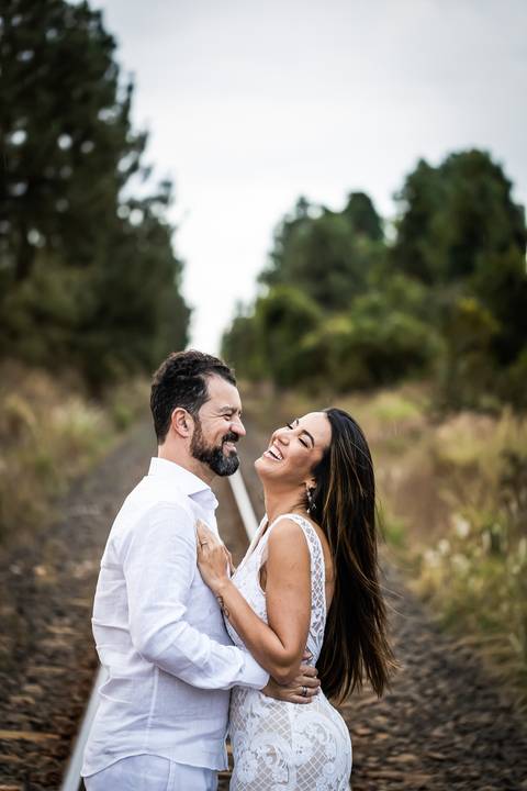 pre-wedding-floresta-do-lobo-uberlandia-ensaio-fotos-casamento-namorados-daniel-custodio-retrato-cerimonia-religioso-noiva-noivo-buque-civil-buffet-festa-amor-expontanea-fotografias-igreja-chacara-vestido-terno-sapato-aliança-noivado-campo-por-do-sol'