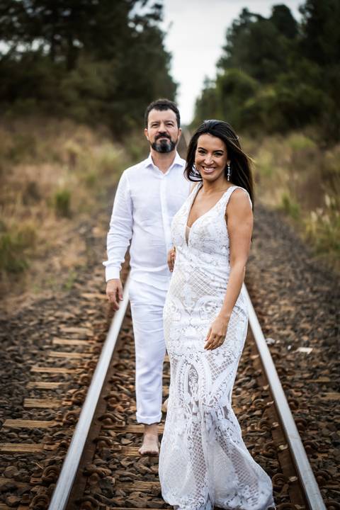 pre-wedding-floresta-do-lobo-uberlandia-ensaio-fotos-casamento-namorados-daniel-custodio-retrato-cerimonia-religioso-noiva-noivo-buque-civil-buffet-festa-amor-expontanea-fotografias-igreja-chacara-vestido-terno-sapato-aliança-noivado-campo-por-do-sol'