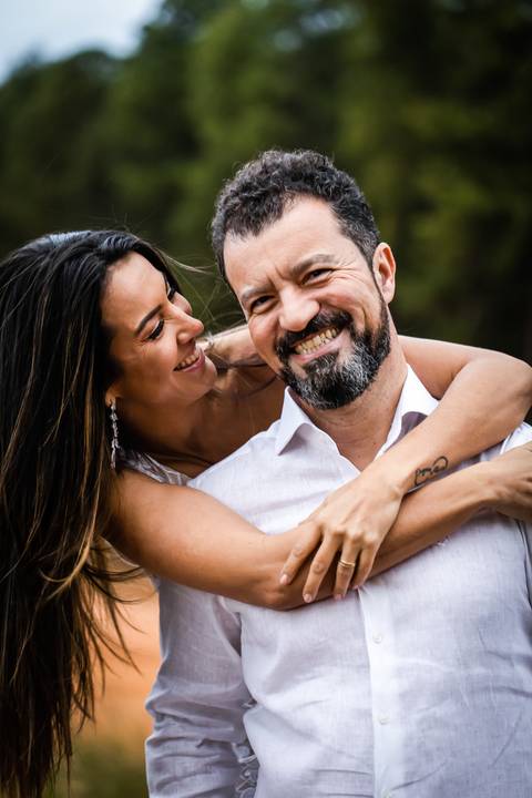 pre-wedding-floresta-do-lobo-uberlandia-ensaio-fotos-casamento-namorados-daniel-custodio-retrato-cerimonia-religioso-noiva-noivo-buque-civil-buffet-festa-amor-expontanea-fotografias-igreja-chacara-vestido-terno-sapato-aliança-noivado-campo-por-do-sol'