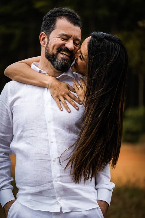 pre-wedding-floresta-do-lobo-uberlandia-ensaio-fotos-casamento-namorados-daniel-custodio-retrato-cerimonia-religioso-noiva-noivo-buque-civil-buffet-festa-amor-expontanea-fotografias-igreja-chacara-vestido-terno-sapato-aliança-noivado-campo-por-do-sol'