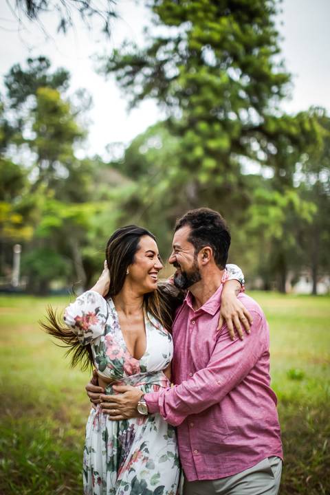 pre-wedding-floresta-do-lobo-uberlandia-ensaio-fotos-casamento-namorados-daniel-custodio-retrato-cerimonia-religioso-noiva-noivo-buque-civil-buffet-festa-amor-expontanea-fotografias-igreja-chacara-vestido-terno-sapato-aliança-noivado-campo-por-do-sol'