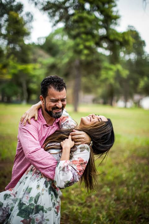 pre-wedding-floresta-do-lobo-uberlandia-ensaio-fotos-casamento-namorados-daniel-custodio-retrato-cerimonia-religioso-noiva-noivo-buque-civil-buffet-festa-amor-expontanea-fotografias-igreja-chacara-vestido-terno-sapato-aliança-noivado-campo-por-do-sol'