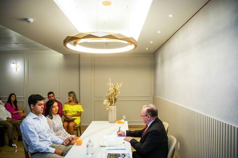 casamento-civil-cartorio-patio-sabia-mini-wedding-cerimonia-casal-certidão-look-noiva-buque-certidão-uberlandia-noivo-ensaio-pre-wedding-fotos-fotografo-minas-gerais-daniel-custodio-amor-namorados-love-retrato-cerimonial-dj-vestido-brasil-pousada-assinar'