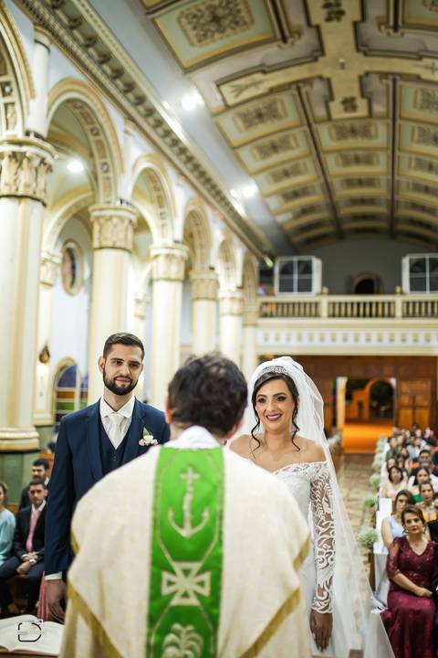 casamento-igreja-cerimonia-religioso-araguari-uberlandia-minas-gerias-casar-wedding-foto-fotografias-retrato-noiva-noivo-daniel-custodio-amor-vestido-terno-buque-mae-make-off-buque-madrinha-padrinho-ensaio-mini-cerimonia-festa-dj-banda-buffet-cerimonial-'