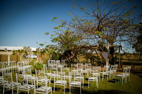 casamento-casar-fotografias-foto-fotografo-noiva-buque-noivo-terno-make-vestido-espaço-madrinha-brinde-padrinhos-maquiagem-cerimonia-por-do-sol-daniel-custodio-fotografo-em-uberlandia-minas-gerais-amor-cerimonial-dj-buffet-pista-de-dança-musical-igreja-'