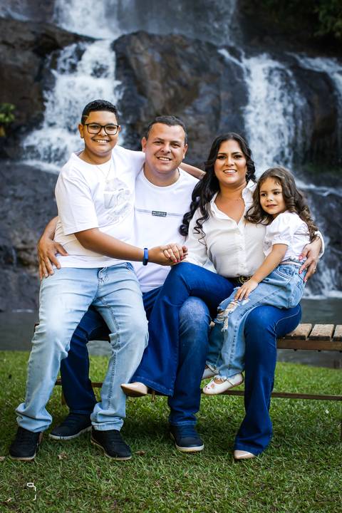 ensaio-familia-pre-wedding-casar-fotos-fotografias-retrato-daniel-custodio-uberlandia-araguari-minas-gerias-cerimonia-por-do-sol-cerimonial-buque-noiva-noivo-noiva-padrinho-madrinha-buffet-cinegrafista-video-canon-cachoeira-criativo-expontaneas-fotografia'