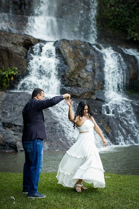 ensaio-familia-pre-wedding-casar-fotos-fotografias-retrato-daniel-custodio-uberlandia-araguari-minas-gerias-cerimonia-por-do-sol-cerimonial-buque-noiva-noivo-noiva-padrinho-madrinha-buffet-cinegrafista-video-canon-cachoeira-criativo-expontaneas-fotografia'