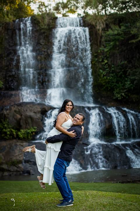 ensaio-familia-pre-wedding-casar-fotos-fotografias-retrato-daniel-custodio-uberlandia-araguari-minas-gerias-cerimonia-por-do-sol-cerimonial-buque-noiva-noivo-noiva-padrinho-madrinha-buffet-cinegrafista-video-canon-cachoeira-criativo-expontaneas-fotografia'
