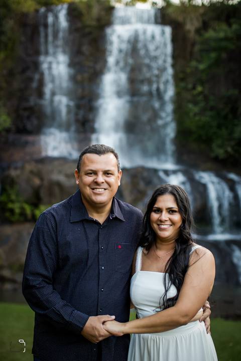 ensaio-familia-pre-wedding-casar-fotos-fotografias-retrato-daniel-custodio-uberlandia-araguari-minas-gerias-cerimonia-por-do-sol-cerimonial-buque-noiva-noivo-noiva-padrinho-madrinha-buffet-cinegrafista-video-canon-cachoeira-criativo-expontaneas-fotografia'