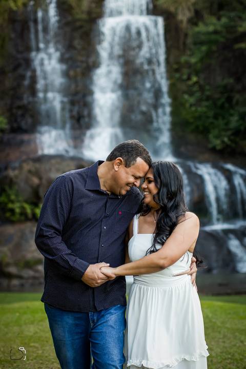 ensaio-familia-pre-wedding-casar-fotos-fotografias-retrato-daniel-custodio-uberlandia-araguari-minas-gerias-cerimonia-por-do-sol-cerimonial-buque-noiva-noivo-noiva-padrinho-madrinha-buffet-cinegrafista-video-canon-cachoeira-criativo-expontaneas-fotografia'