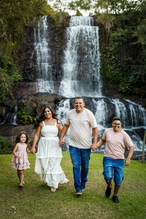 ensaio-familia-pre-wedding-casar-fotos-fotografias-retrato-daniel-custodio-uberlandia-araguari-minas-gerias-cerimonia-por-do-sol-cerimonial-buque-noiva-noivo-noiva-padrinho-madrinha-buffet-cinegrafista-video-canon-cachoeira-criativo-expontaneas-fotografia'