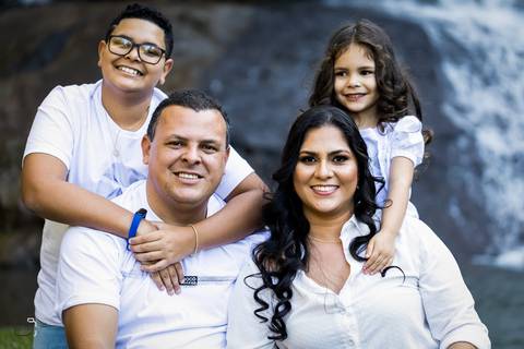 ensaio-familia-pre-wedding-casar-fotos-fotografias-retrato-daniel-custodio-uberlandia-araguari-minas-gerias-cerimonia-por-do-sol-cerimonial-buque-noiva-noivo-noiva-padrinho-madrinha-buffet-cinegrafista-video-canon-cachoeira-criativo-expontaneas-fotografia'