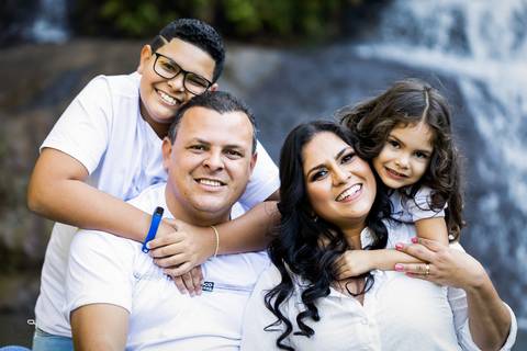 ensaio-familia-pre-wedding-casar-fotos-fotografias-retrato-daniel-custodio-uberlandia-araguari-minas-gerias-cerimonia-por-do-sol-cerimonial-buque-noiva-noivo-noiva-padrinho-madrinha-buffet-cinegrafista-video-canon-cachoeira-criativo-expontaneas-fotografia'