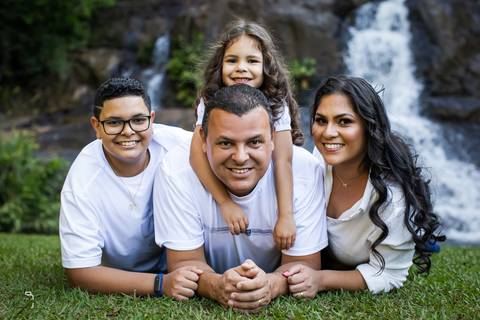 ensaio-familia-pre-wedding-casar-fotos-fotografias-retrato-daniel-custodio-uberlandia-araguari-minas-gerias-cerimonia-por-do-sol-cerimonial-buque-noiva-noivo-noiva-padrinho-madrinha-buffet-cinegrafista-video-canon-cachoeira-criativo-expontaneas-fotografia'